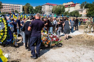 Lviv, Ukrayna, 29 Ağustos 2024 Mars 'taki Lviv askeri mezarlığındaki aile ve arkadaşları Rus ordusuyla savaşta ölen iki Ukraynalı askerin defnedilmesine katıldılar..