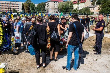 Lviv, Ukrayna, 29 Ağustos 2024 Mars 'taki Lviv askeri mezarlığındaki aile ve arkadaşları Rus ordusuyla savaşta ölen iki Ukraynalı askerin defnedilmesine katıldılar..