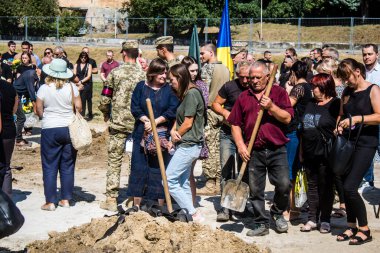 Lviv, Ukrayna, 29 Ağustos 2024 Mars 'taki Lviv askeri mezarlığındaki aile ve arkadaşları Rus ordusuyla savaşta ölen iki Ukraynalı askerin defnedilmesine katıldılar..