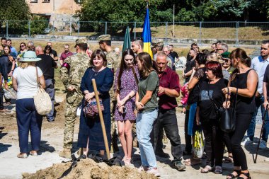 Lviv, Ukrayna, 29 Ağustos 2024 Mars 'taki Lviv askeri mezarlığındaki aile ve arkadaşları Rus ordusuyla savaşta ölen iki Ukraynalı askerin defnedilmesine katıldılar..