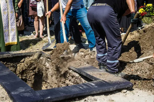 Lviv, Ukrayna, 29 Ağustos 2024 Mars Alanı 'ndaki mezarcılar tarafından gömüldü, Lviv askeri mezarlığı, Rus ordusuna karşı savaşta ölen iki Ukraynalı asker..