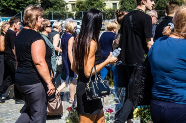 Lviv, Ukrayna, 29 Ağustos 2024 Mars 'taki Lviv askeri mezarlığındaki aile ve arkadaşları Rus ordusuyla savaşta ölen iki Ukraynalı askerin defnedilmesine katıldılar..