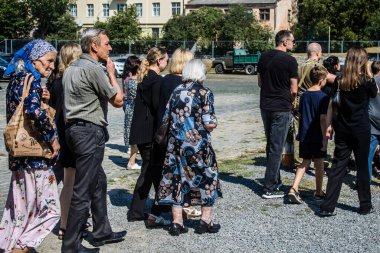 Lviv, Ukrayna, 29 Ağustos 2024 Mars 'taki Lviv askeri mezarlığındaki aile ve arkadaşları Rus ordusuyla savaşta ölen iki Ukraynalı askerin defnedilmesine katıldılar..