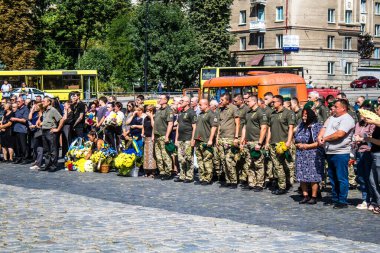 Lviv, Ukrayna, 29 Ağustos 2024 Mars 'taki Lviv askeri mezarlığındaki aile ve arkadaşları Rus ordusuyla savaşta ölen iki Ukraynalı askerin defnedilmesine katıldılar..