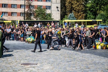 Lviv, Ukrayna, 29 Ağustos 2024 Mars 'taki Lviv askeri mezarlığındaki aile ve arkadaşları Rus ordusuyla savaşta ölen iki Ukraynalı askerin defnedilmesine katıldılar..