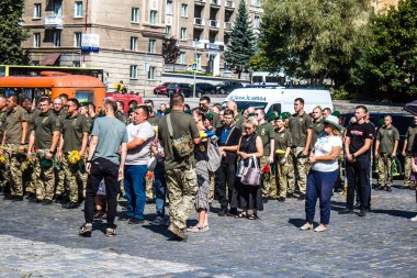 Lviv, Ukrayna, 29 Ağustos 2024 Mars 'taki Lviv askeri mezarlığındaki aile ve arkadaşları Rus ordusuyla savaşta ölen iki Ukraynalı askerin defnedilmesine katıldılar..