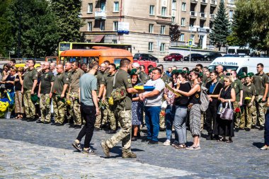 Lviv, Ukrayna, 29 Ağustos 2024 Mars 'taki Lviv askeri mezarlığındaki aile ve arkadaşları Rus ordusuyla savaşta ölen iki Ukraynalı askerin defnedilmesine katıldılar..