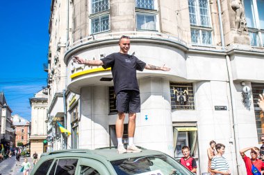 Lviv, Ukrayna, 29 Ağustos 2024 Animatörler Ukrayna ordusuna gidecek aracı finanse etmek için Lviv şehir merkezinde bir bağış toplantısı düzenliyorlar..