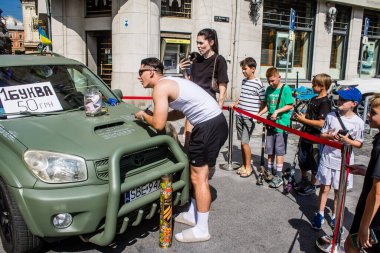 Lviv, Ukrayna, 29 Ağustos 2024 Animatörler Ukrayna ordusuna gidecek aracı finanse etmek için Lviv şehir merkezinde bir bağış toplantısı düzenliyorlar..