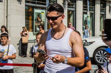 Lviv, Ukrayna, 29 Ağustos 2024 Animatörler Ukrayna ordusuna gidecek aracı finanse etmek için Lviv şehir merkezinde bir bağış toplantısı düzenliyorlar..