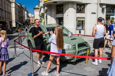 Lviv, Ukrayna, 29 Ağustos 2024 Animatörler Ukrayna ordusuna gidecek aracı finanse etmek için Lviv şehir merkezinde bir bağış toplantısı düzenliyorlar..