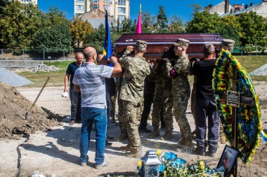 Lviv, Ukrayna, 29 Ağustos 2024 'te Mars Alanı' nda, Lviv askeri mezarlığında Rus ordusuna karşı savaşta ölen iki Ukraynalı askerin cenazesi için düzenlenen tören..