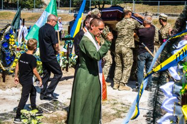 Lviv, Ukrayna, 29 Ağustos 2024 'te Mars Alanı' nda, Lviv askeri mezarlığında Rus ordusuna karşı savaşta ölen iki Ukraynalı askerin cenazesi için düzenlenen tören..