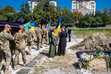Lviv, Ukrayna, 29 Ağustos 2024 'te Mars Alanı' nda, Lviv askeri mezarlığında Rus ordusuna karşı savaşta ölen iki Ukraynalı askerin cenazesi için düzenlenen tören..