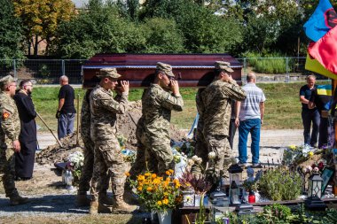 Lviv, Ukrayna, 29 Ağustos 2024 'te Mars Alanı' nda, Lviv askeri mezarlığında Rus ordusuna karşı savaşta ölen iki Ukraynalı askerin cenazesi için düzenlenen tören..