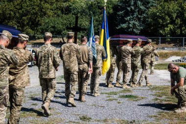Lviv, Ukrayna, 29 Ağustos 2024 'te Mars Alanı' nda, Lviv askeri mezarlığında Rus ordusuna karşı savaşta ölen iki Ukraynalı askerin cenazesi için düzenlenen tören..