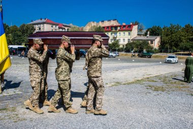 Lviv, Ukrayna, 29 Ağustos 2024 'te Mars Alanı' nda, Lviv askeri mezarlığında Rus ordusuna karşı savaşta ölen iki Ukraynalı askerin cenazesi için düzenlenen tören..