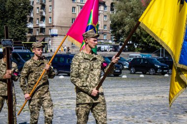 Lviv, Ukrayna, 29 Ağustos 2024 'te Mars Alanı' nda, Lviv askeri mezarlığında Rus ordusuna karşı savaşta ölen iki Ukraynalı askerin cenazesi için düzenlenen tören..