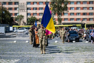 Lviv, Ukrayna, 29 Ağustos 2024 'te Mars Alanı' nda, Lviv askeri mezarlığında Rus ordusuna karşı savaşta ölen iki Ukraynalı askerin cenazesi için düzenlenen tören..