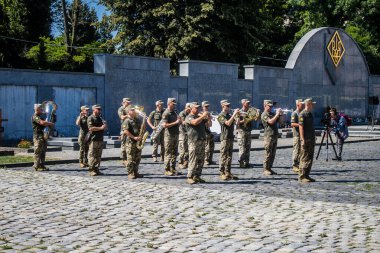 Lviv, Ukrayna, 29 Ağustos 2024 'te Mars Alanı' nda, Lviv askeri mezarlığında Rus ordusuna karşı savaşta ölen iki Ukraynalı askerin cenazesi için düzenlenen tören..
