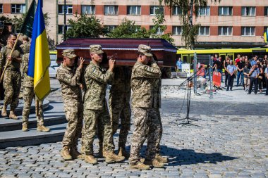 Lviv, Ukrayna, 29 Ağustos 2024 'te Mars Alanı' nda, Lviv askeri mezarlığında Rus ordusuna karşı savaşta ölen iki Ukraynalı askerin cenazesi için düzenlenen tören..