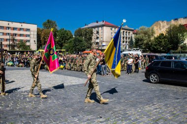 Lviv, Ukrayna, 29 Ağustos 2024 'te Mars Alanı' nda, Lviv askeri mezarlığında Rus ordusuna karşı savaşta ölen iki Ukraynalı askerin cenazesi için düzenlenen tören..