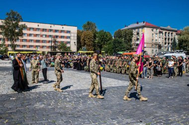 Lviv, Ukrayna, 29 Ağustos 2024 'te Mars Alanı' nda, Lviv askeri mezarlığında Rus ordusuna karşı savaşta ölen iki Ukraynalı askerin cenazesi için düzenlenen tören..