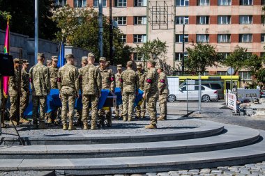 Lviv, Ukrayna, 29 Ağustos 2024 'te Mars Alanı' nda, Lviv askeri mezarlığında Rus ordusuna karşı savaşta ölen iki Ukraynalı askerin cenazesi için düzenlenen tören..