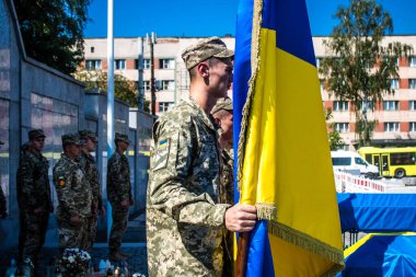 Lviv, Ukrayna, 29 Ağustos 2024 'te Mars Alanı' nda, Lviv askeri mezarlığında Rus ordusuna karşı savaşta ölen iki Ukraynalı askerin cenazesi için düzenlenen tören..