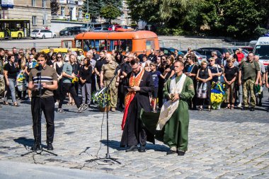 Lviv, Ukrayna, 29 Ağustos 2024 'te Mars Alanı' nda, Lviv askeri mezarlığında Rus ordusuna karşı savaşta ölen iki Ukraynalı askerin cenazesi için düzenlenen tören..