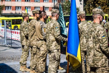 Lviv, Ukrayna, 29 Ağustos 2024 'te Mars Alanı' nda, Lviv askeri mezarlığında Rus ordusuna karşı savaşta ölen iki Ukraynalı askerin cenazesi için düzenlenen tören..