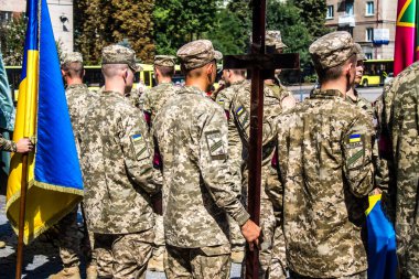 Lviv, Ukrayna, 29 Ağustos 2024 'te Mars Alanı' nda, Lviv askeri mezarlığında Rus ordusuna karşı savaşta ölen iki Ukraynalı askerin cenazesi için düzenlenen tören..