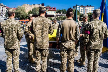Lviv, Ukrayna, 29 Ağustos 2024 'te Mars Alanı' nda, Lviv askeri mezarlığında Rus ordusuna karşı savaşta ölen iki Ukraynalı askerin cenazesi için düzenlenen tören..
