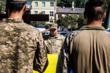 Lviv, Ukrayna, 29 Ağustos 2024 'te Mars Alanı' nda, Lviv askeri mezarlığında Rus ordusuna karşı savaşta ölen iki Ukraynalı askerin cenazesi için düzenlenen tören..