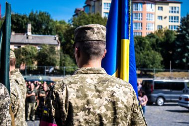 Lviv, Ukrayna, 29 Ağustos 2024 'te Mars Alanı' nda, Lviv askeri mezarlığında Rus ordusuna karşı savaşta ölen iki Ukraynalı askerin cenazesi için düzenlenen tören..