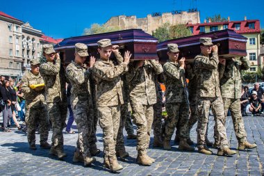 Lviv, Ukrayna, 29 Ağustos 2024 'te Mars Alanı' nda, Lviv askeri mezarlığında Rus ordusuna karşı savaşta ölen iki Ukraynalı askerin cenazesi için düzenlenen tören..