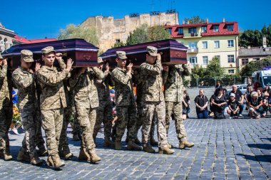 Lviv, Ukrayna, 29 Ağustos 2024 'te Mars Alanı' nda, Lviv askeri mezarlığında Rus ordusuna karşı savaşta ölen iki Ukraynalı askerin cenazesi için düzenlenen tören..