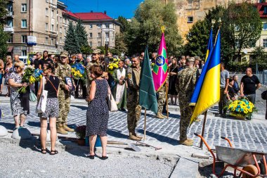 Lviv, Ukrayna, 29 Ağustos 2024 'te Mars Alanı' nda, Lviv askeri mezarlığında Rus ordusuna karşı savaşta ölen iki Ukraynalı askerin cenazesi için düzenlenen tören..