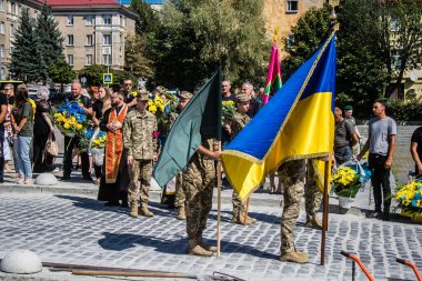 Lviv, Ukrayna, 29 Ağustos 2024 'te Mars Alanı' nda, Lviv askeri mezarlığında Rus ordusuna karşı savaşta ölen iki Ukraynalı askerin cenazesi için düzenlenen tören..