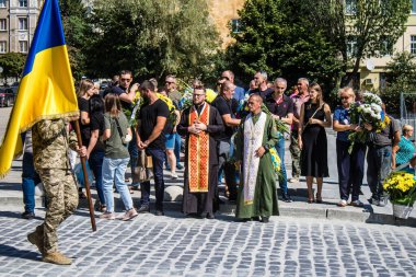 Lviv, Ukrayna, 29 Ağustos 2024 'te Mars Alanı' nda, Lviv askeri mezarlığında Rus ordusuna karşı savaşta ölen iki Ukraynalı askerin cenazesi için düzenlenen tören..