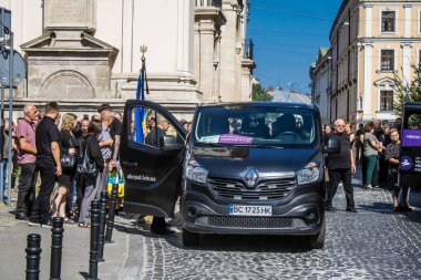 Lviv, Ukrayna, 29 Ağustos 2024 'te Lviv' deki Aziz Havariler Kilisesi 'nde Rus ordusuna karşı savaşta ölen iki Ukraynalı asker için düzenlenen cenaze töreni..