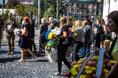 Lviv, Ukrayna, 29 Ağustos 2024 'te Lviv' deki Aziz Havariler Kilisesi 'nde Rus ordusuna karşı savaşta ölen iki Ukraynalı asker için düzenlenen cenaze töreni..