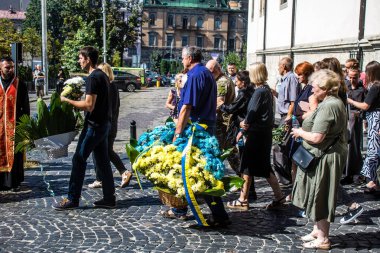 Lviv, Ukrayna, 29 Ağustos 2024 'te Lviv' deki Aziz Havariler Kilisesi 'nde Rus ordusuna karşı savaşta ölen iki Ukraynalı asker için düzenlenen cenaze töreni..