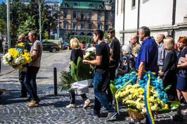 Lviv, Ukrayna, 29 Ağustos 2024 'te Lviv' deki Aziz Havariler Kilisesi 'nde Rus ordusuna karşı savaşta ölen iki Ukraynalı asker için düzenlenen cenaze töreni..