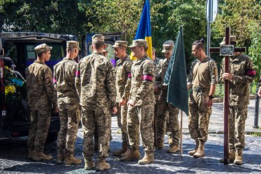 Lviv, Ukrayna, 29 Ağustos 2024 'te Lviv' deki Aziz Havariler Kilisesi 'nde Rus ordusuna karşı savaşta ölen iki Ukraynalı asker için düzenlenen cenaze töreni..