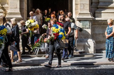 Lviv, Ukrayna, 29 Ağustos 2024 'te Lviv' deki Aziz Havariler Kilisesi 'nde Rus ordusuna karşı savaşta ölen iki Ukraynalı asker için düzenlenen cenaze töreni..