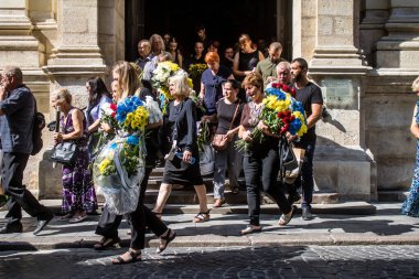 Lviv, Ukrayna, 29 Ağustos 2024 'te Lviv' deki Aziz Havariler Kilisesi 'nde Rus ordusuna karşı savaşta ölen iki Ukraynalı asker için düzenlenen cenaze töreni..