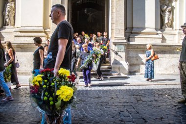 Lviv, Ukrayna, 29 Ağustos 2024 'te Lviv' deki Aziz Havariler Kilisesi 'nde Rus ordusuna karşı savaşta ölen iki Ukraynalı asker için düzenlenen cenaze töreni..