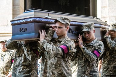 Lviv, Ukrayna, 29 Ağustos 2024 'te Lviv' deki Aziz Havariler Kilisesi 'nde Rus ordusuna karşı savaşta ölen iki Ukraynalı asker için düzenlenen cenaze töreni..