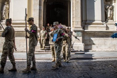 Lviv, Ukrayna, 29 Ağustos 2024 'te Lviv' deki Aziz Havariler Kilisesi 'nde Rus ordusuna karşı savaşta ölen iki Ukraynalı asker için düzenlenen cenaze töreni..